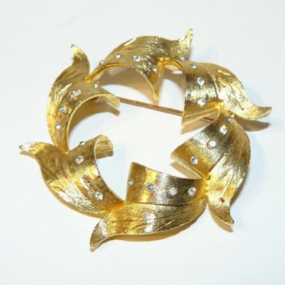 Gold Plated Round Leaf Shapes Brooch with Rhinestones - Picture 4 of 6